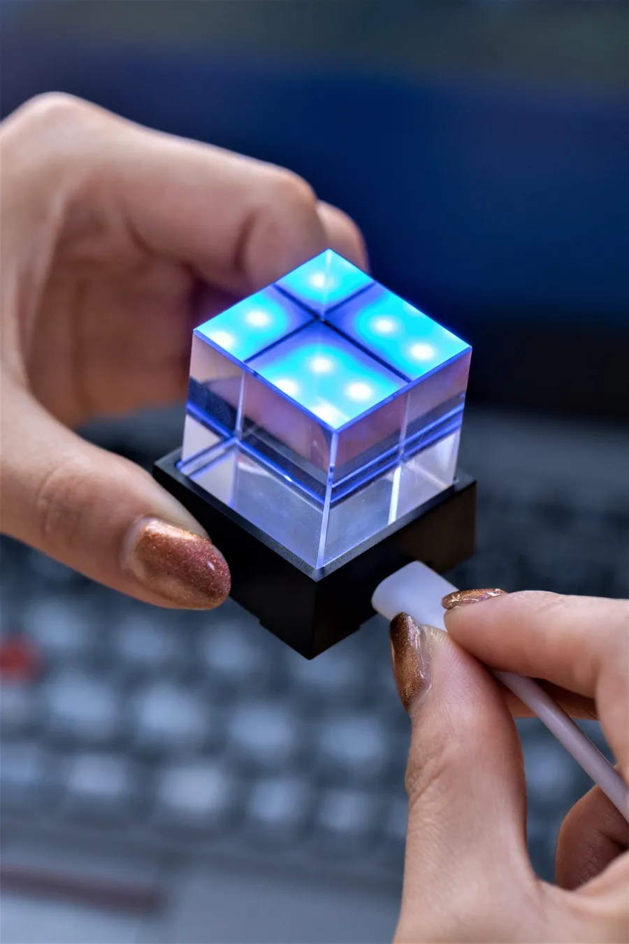 青緑に光るCO x CO Cube